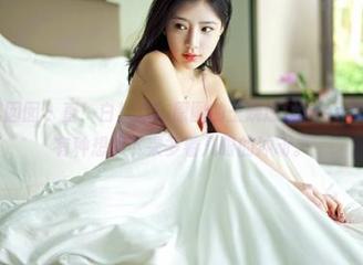 Feilin嗲囡囡 – 直！白！看！原图的王婉悠Queen穿着制服，有种想停下来多看几眼的冲动。