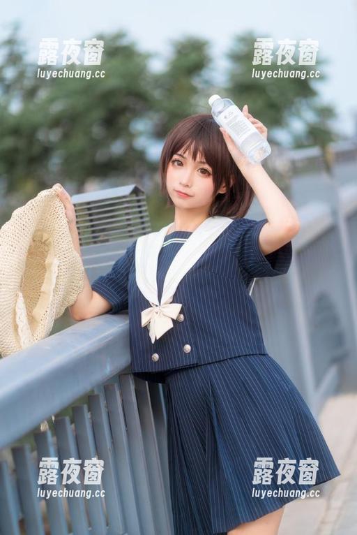 正在观看喵糖映画的“居家女友”，她那种随意的姿态好像把我也拉入了她的房间。