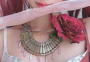 这套图，PoppaChan的写真里透露的“白露”的意味…真的是个谜。