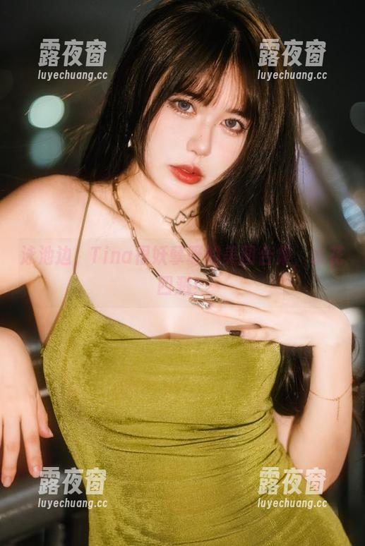泳池边，Tina很妖孽呀的美图合集，水花四溅！