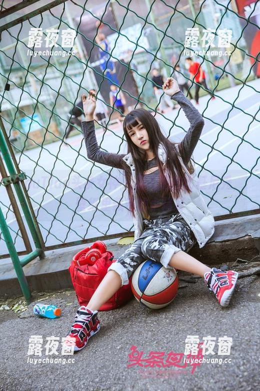 TouTiao头条女神 - 周思超的比基尼秀，壁纸里藏着的小精彩