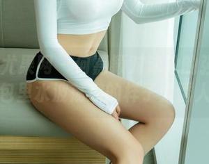 UGirls尤果网 – 何嘉颖对泳池的强烈迷恋，图包里水波荡漾的样子太诱人了。