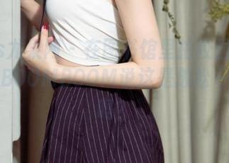 UGirls尤果网 – 在图书馆里拍校园写真集，若彤BOOMBOOM说这是放松——真的吗？