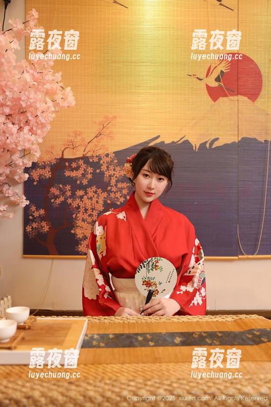 Xiuren秀人网 - 刘婷婷的灰丝图库：你会想多了，她这是在拍照片啦