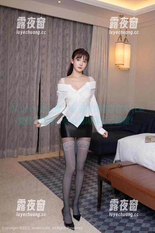 Xiuren秀人网 - 仔细欣赏容容容Alice的美足更新，小心别闪到自己的眼！