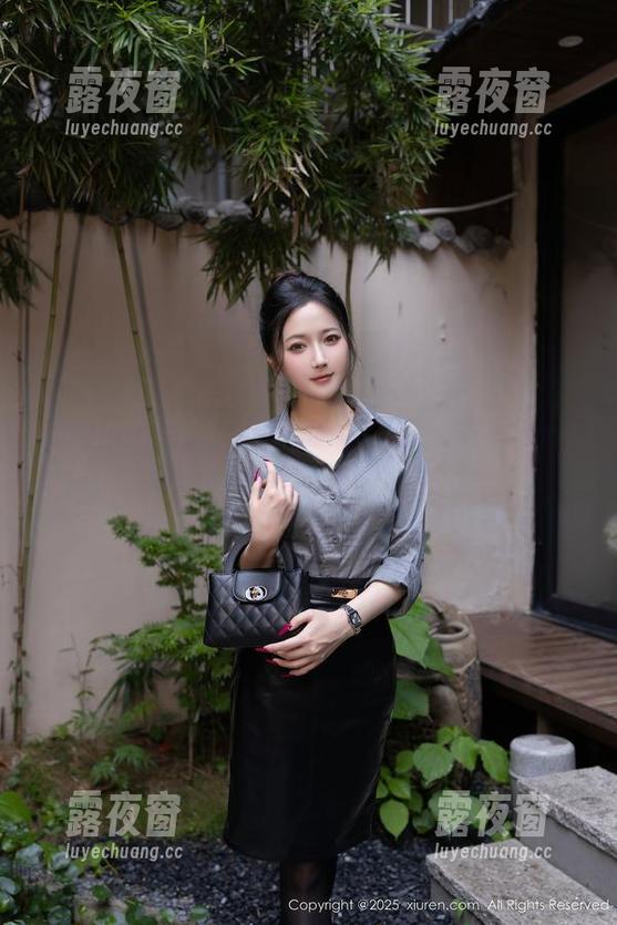 Xiuren秀人网 - 盼盼已鸠的泳衣写真，瓦片上晒太阳吗？
