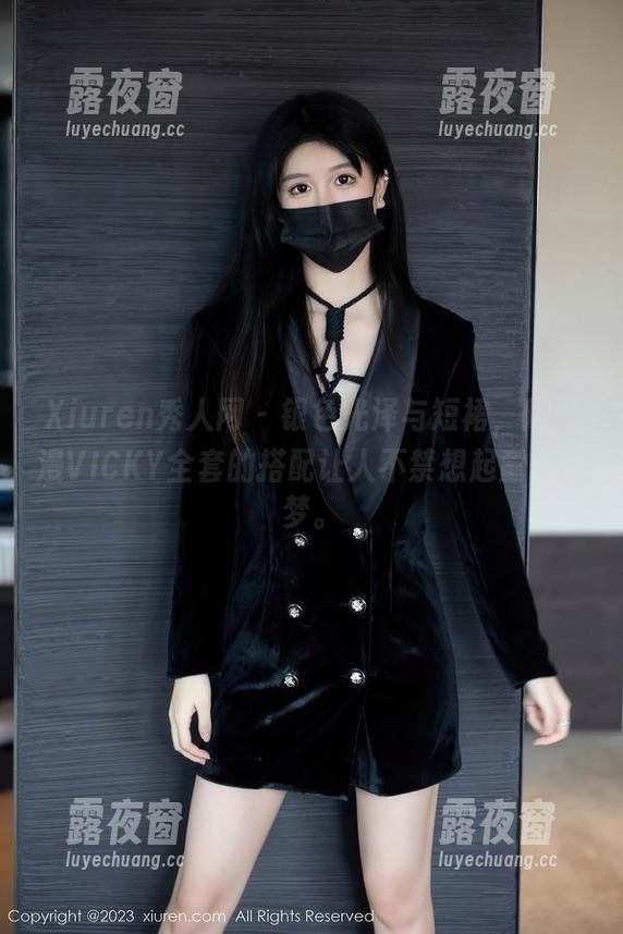 Xiuren秀人网 - 银色光泽与短裙，陈雅漫VICKY全套的搭配让人不禁想起童年的梦。