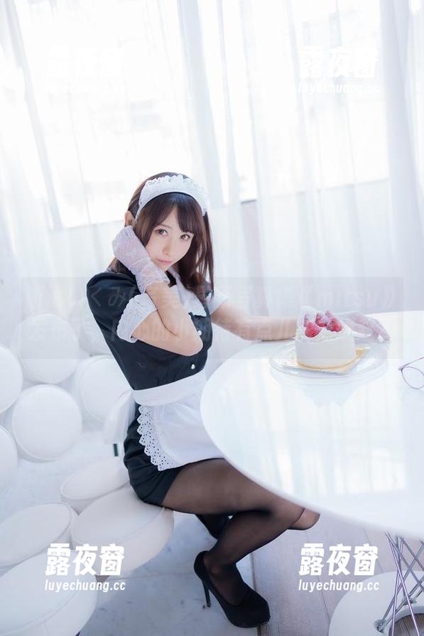 听说いくみ(育美)最新写真集《mitsu》发布了，内心的小期待有点儿熊熊燃起？