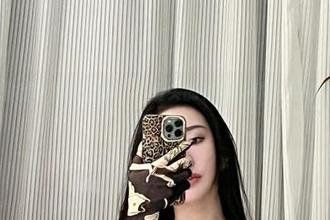 微密圈 – 最新写真集出炉，不爱笑的赛琳的可爱不用打卡，随便看就中！