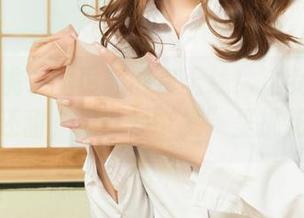 丽柜 – 桃子的最新图包上线！这女孩比水果还甜，果然是“桃”里挑花。