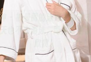 克拉女神 – 被曼丽的泳池美图诱惑后，我决定明天也不去游泳，而是再坐在沙发上欣赏！
