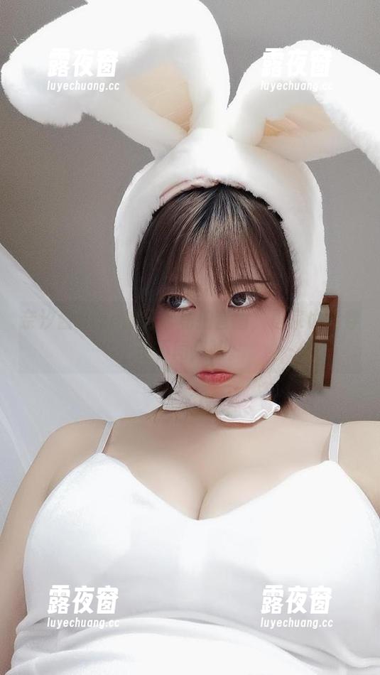 奈汐酱Nice的日常私拍套图，居家也能穿出不同风味。