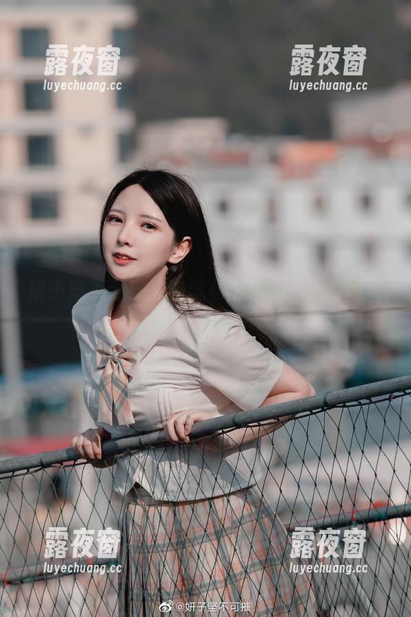 妍子坚不可摧 妍子坚不可摧的潮流私房图集:小舟里藏着的不只是鱼。