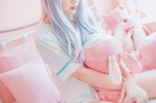 当双人合影打破了单调的框架，姜仁卿(강인경)这组写真似乎在低语