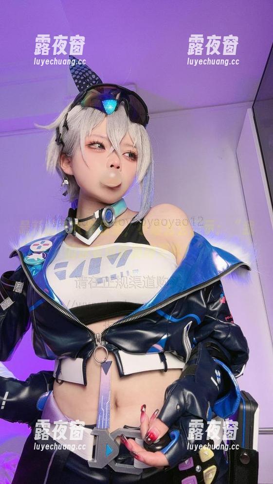 最新的泳衣作品集，小瑶幺幺表示：“我的泳衣也许游得更快！”