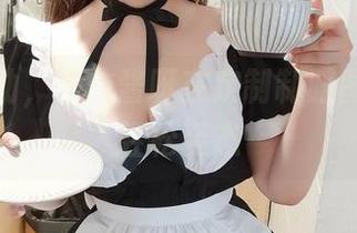 随性而动，是依酱呀在定制制服图集里的轻松姿态