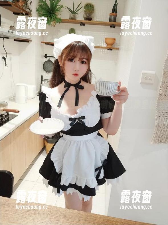 是依酱呀 随性而动,是依酱呀在定制制服图集里的轻松姿态