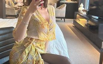 微密圈 – 果儿Victoria的新更新：红色吊带袜的奇异套图，大胆尝试啊！