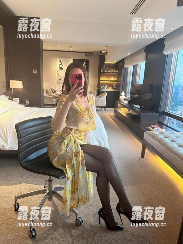 果儿Victoria 微密圈 - 果儿Victoria的新更新:红色吊带袜的奇异套图,大胆尝试啊!