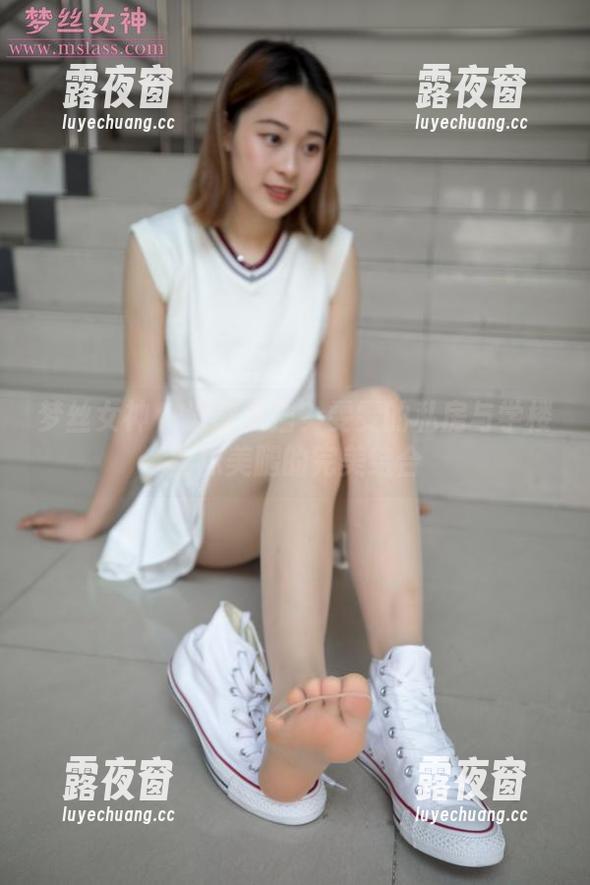 梦丝女神 - 谁能抵挡？雯雯的私房与学楼丝袜美腿的完美结合