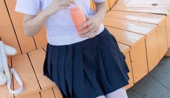 森萝财团 – 吸吸的怪异美：你见过露背毛衣与咖啡丝绫的组合吗？