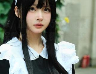图片追踪，白莉爱吃巧克力的紫色与黑色，这身深巷女仆的西装太适合这氛围了吧？