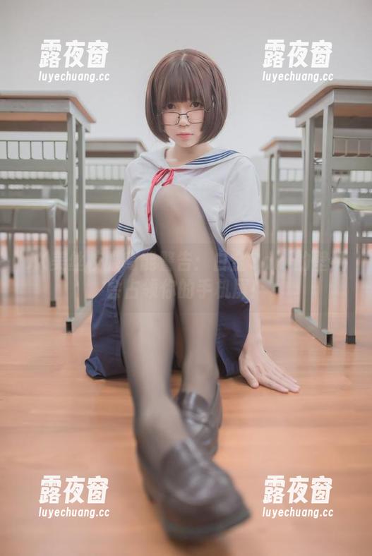JK美丝校服高能警告：白金Saki的壁纸会占领你的手机屏！