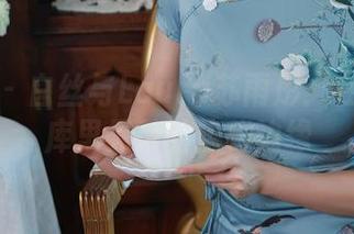秀人网 – 白丝与Laura苏雨彤：在高清图库里晃荡的隐秘边缘