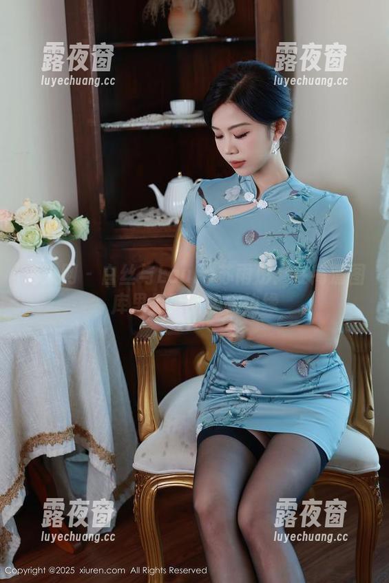 秀人网-Laura苏雨彤 秀人网 - 白丝与Laura苏雨彤:在高清图库里晃荡的隐秘边缘