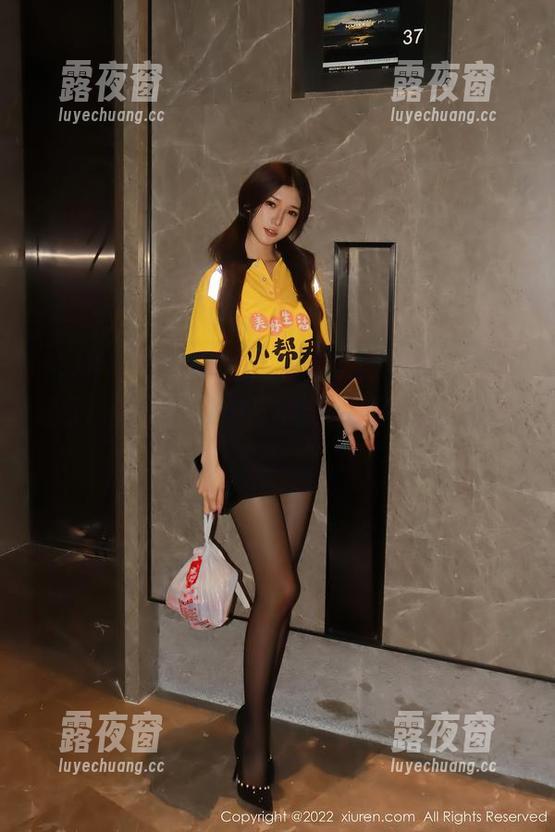 秀人网-Yomi悠蜜 秀人网 - Yomi悠蜜的水手服写真,太可爱了,但我一度分不清是在看写真还是动漫。