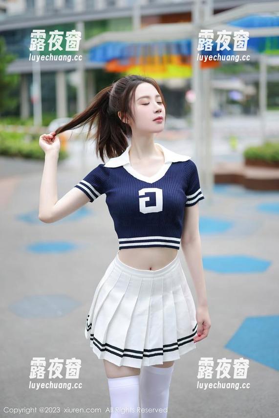 秀人网 - 泳池中的悠然自得，悠悠YOYO的图片里藏着一丝轻松的魔力