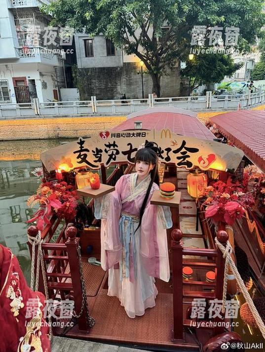 秋天的味道？不，是秋山AkI的最新夏日cos