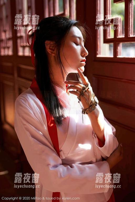 蜜桃社-米琪MIKI 蜜桃社 - 最新写真:米琪MIKI与奶牛同框,谁才是场上的主牛?