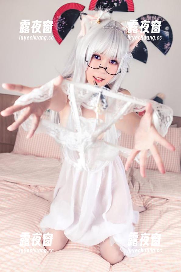 里见年一的校服写真福利：这条裙子，保证从未见过！