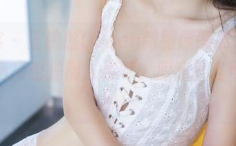 青豆客 – 王婉悠Queen制服原图展示，壁纸的选择也是耐人寻味，恕我直言可真巧妙！